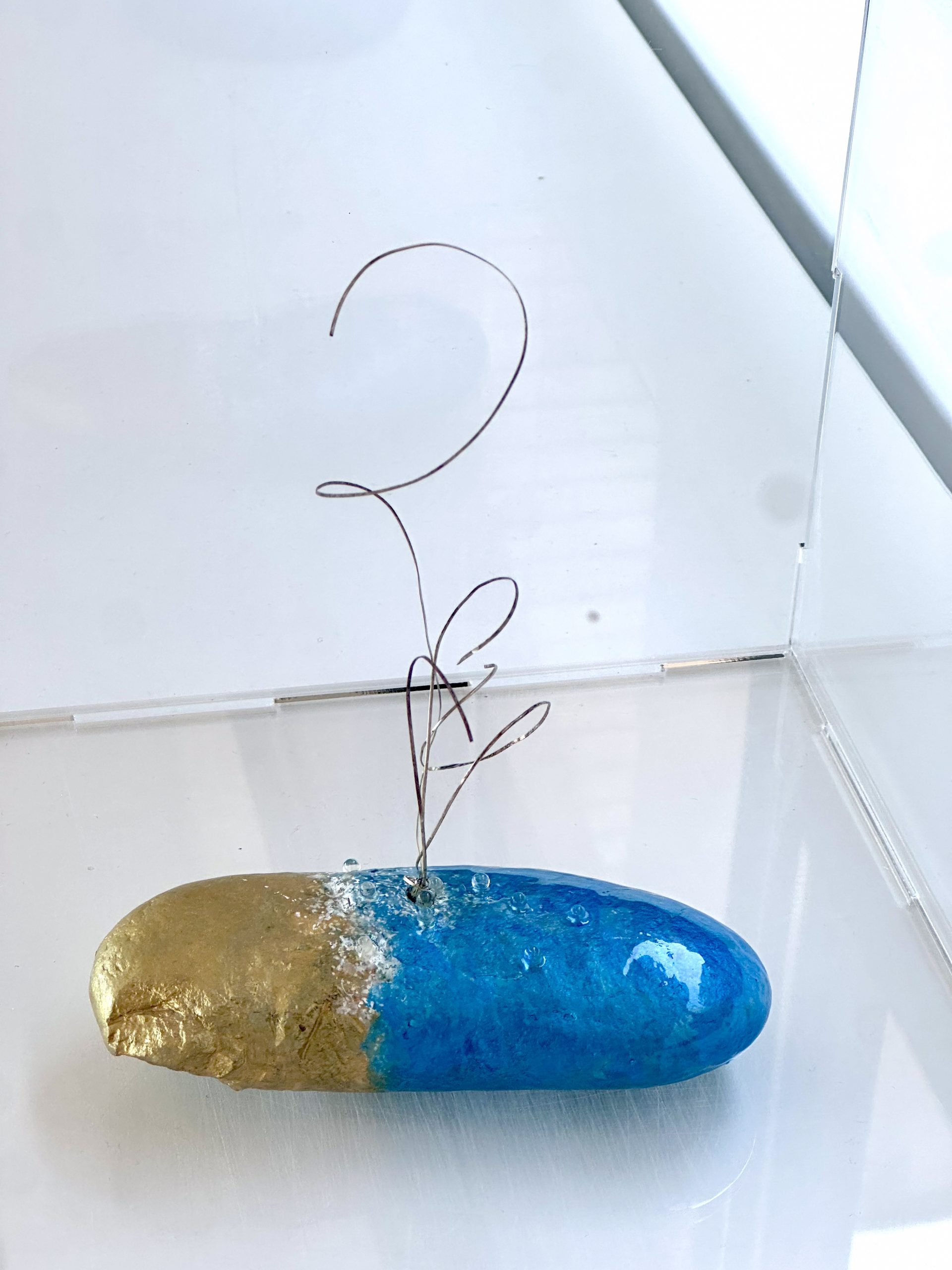Te pensó para mí, piedra intervenida con acuarela, acrílico, hilos de plata y cristales